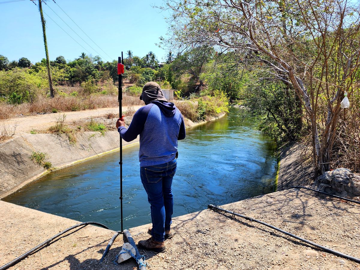 GPS RTK midiendo canal de riego